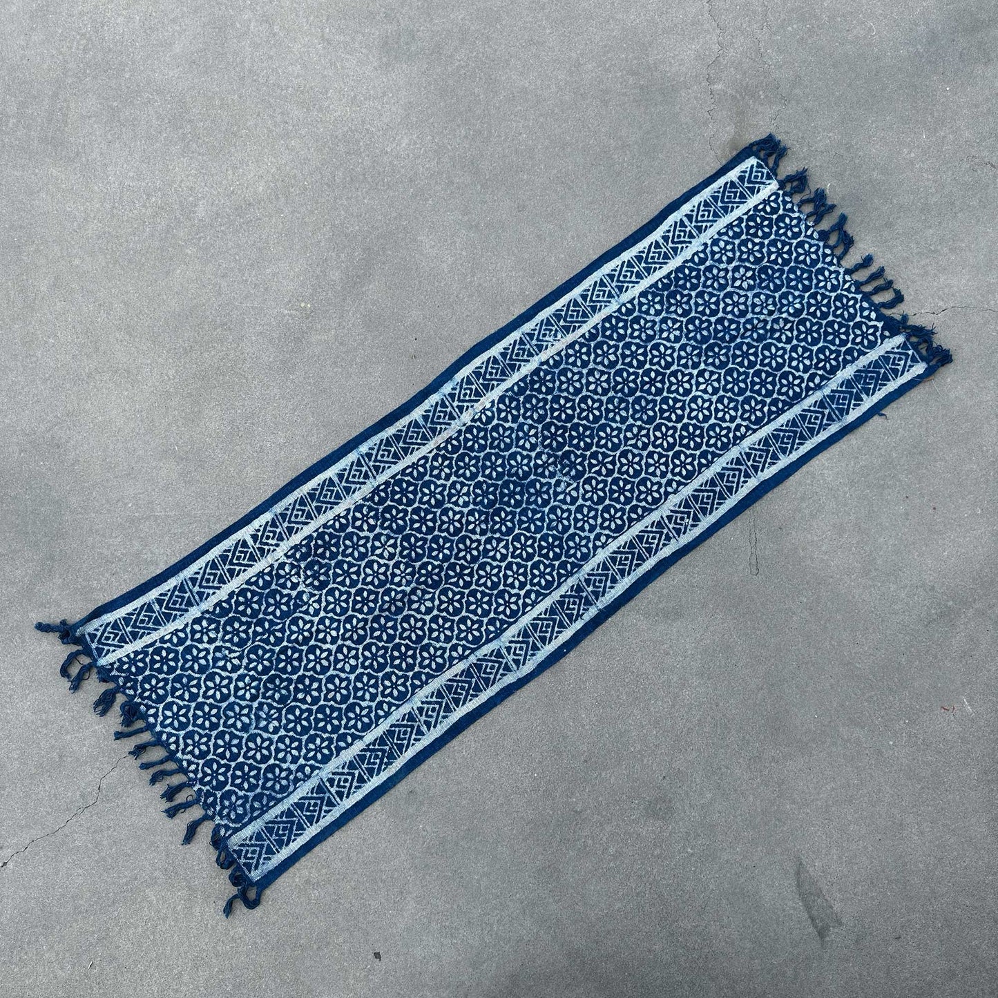Camino de mesa índigo hecho a mano