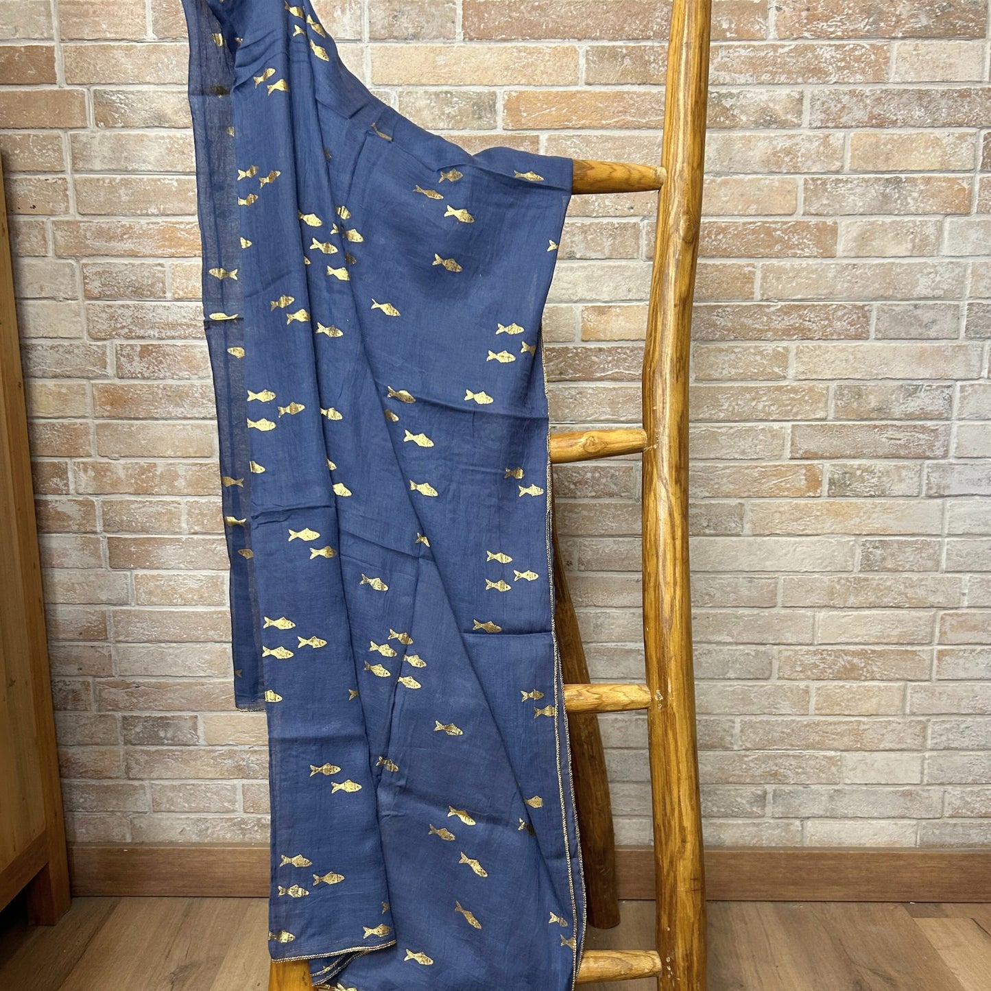 Pareo - Diseño de Peces en Azul Marino y Oro- 175 x 115 cm