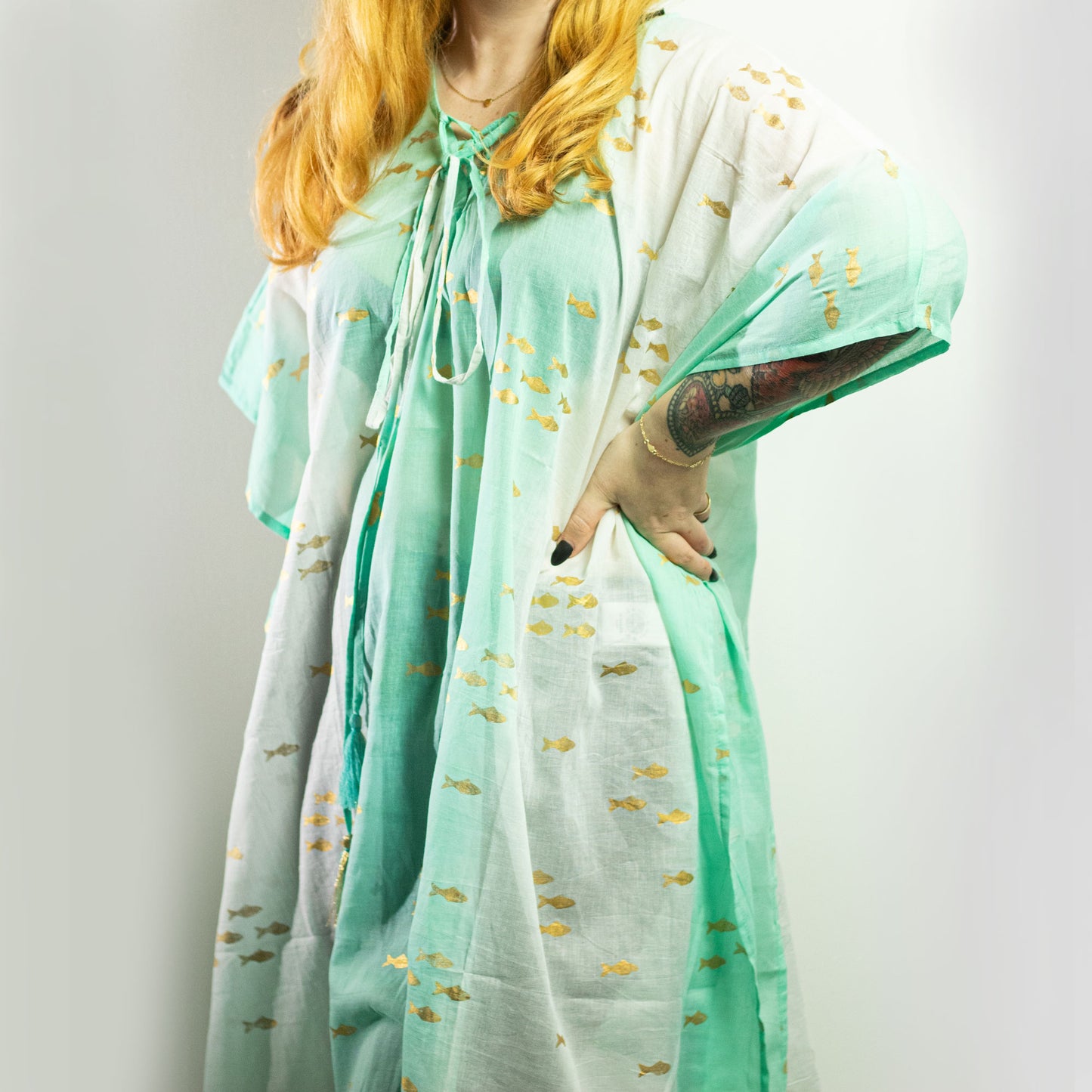 Vestido - Kaftan - Diseño de Peces en Blanco, Turquesa y Oro