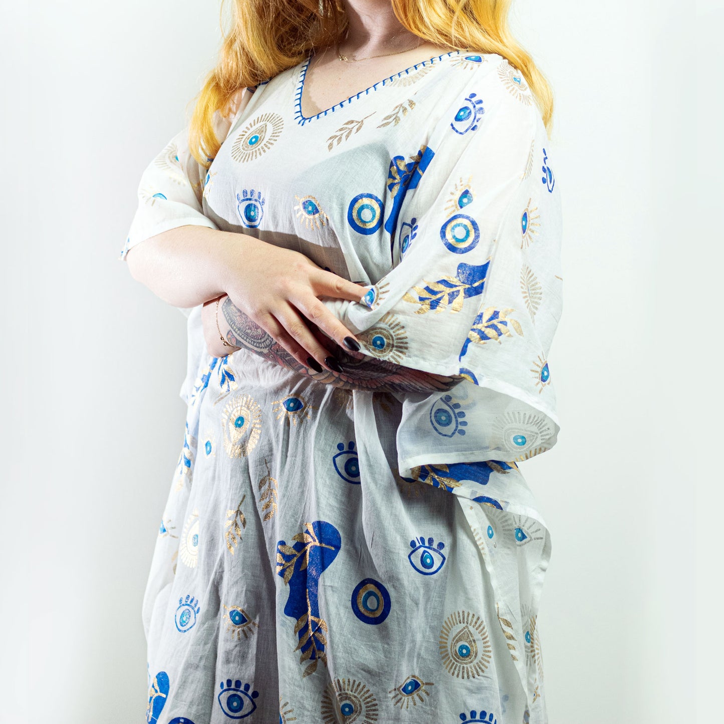 Vestido-Kaftan - Diseño del Ojo Maligno en Blanco, Azul y Oro