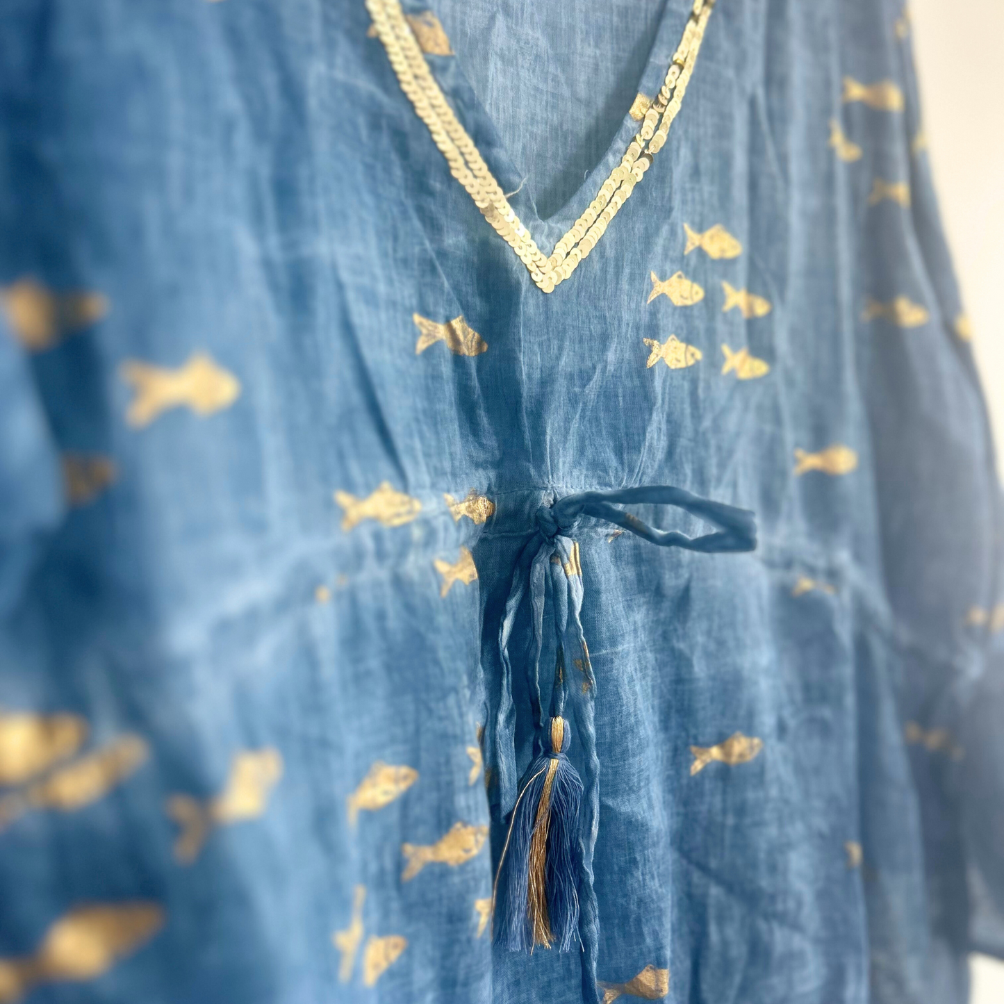 Vestido - Diseño de pez azul marino y dorado