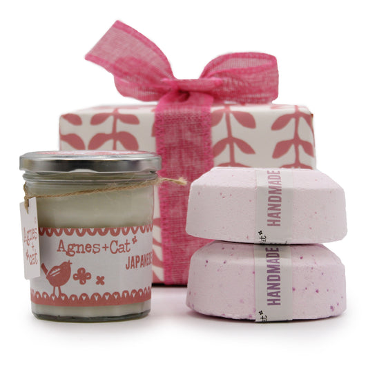 Set de Regalo – Bomba de baño Peonías & Té + Vela Café & Nueces